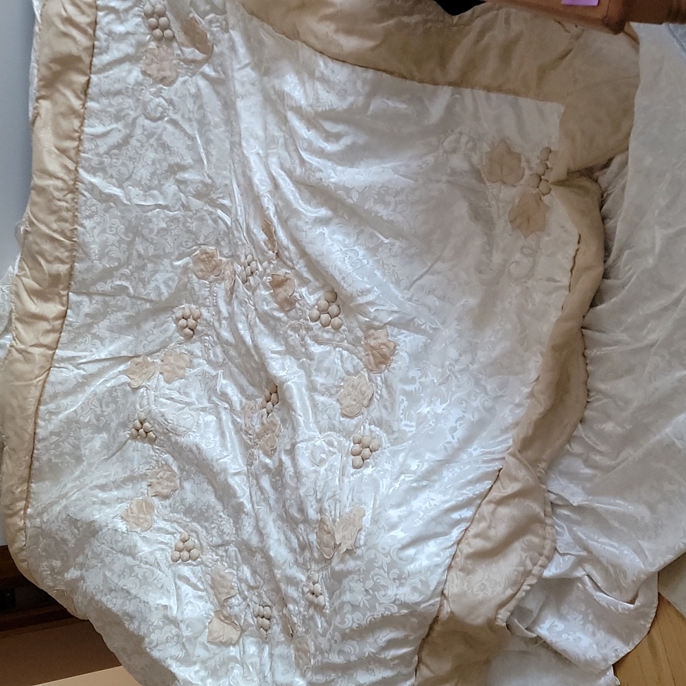 COPY - Queen size bed cover cream and beige with grape design detail